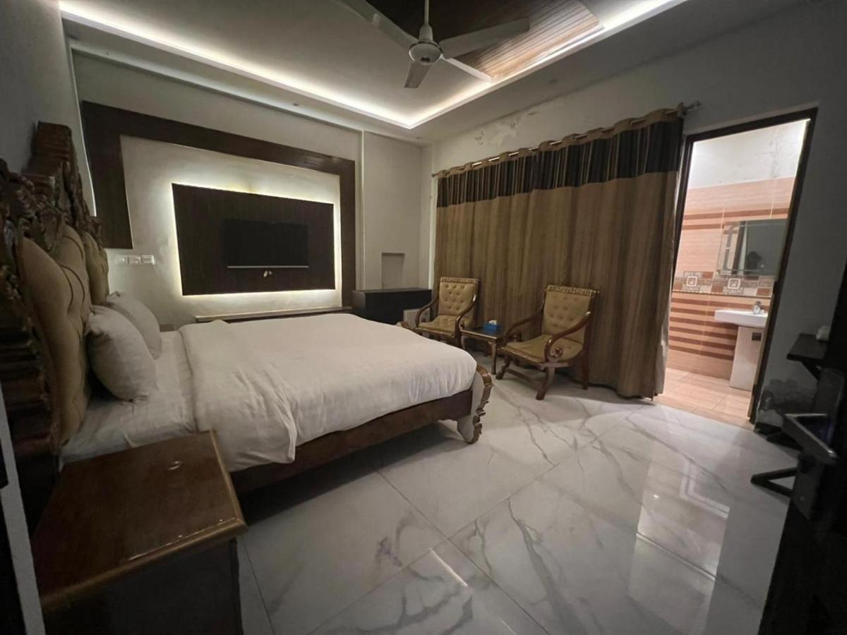 לאהור Palm Tree Hotel מראה חיצוני תמונה